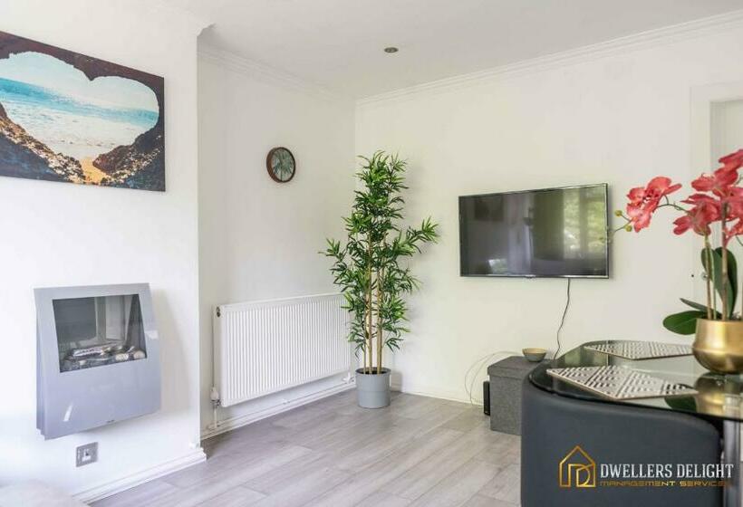 Stylish Flat 2 Bedroom With Free Wifi & Parking Chigwell Epping London