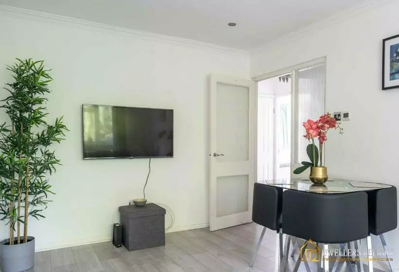 Stylish Flat 2 Bedroom With Free Wifi & Parking Chigwell Epping London