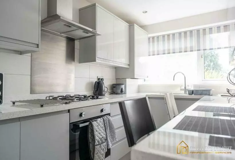 Stylish Flat 2 Bedroom With Free Wifi & Parking Chigwell Epping London