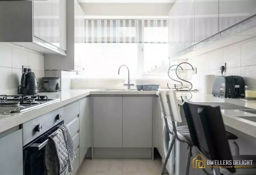 Stylish Flat 2 Bedroom With Free Wifi & Parking Chigwell Epping London