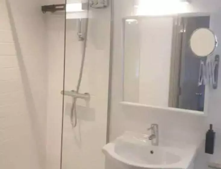 Buck   En Suite Room In Canalside Guesthouse