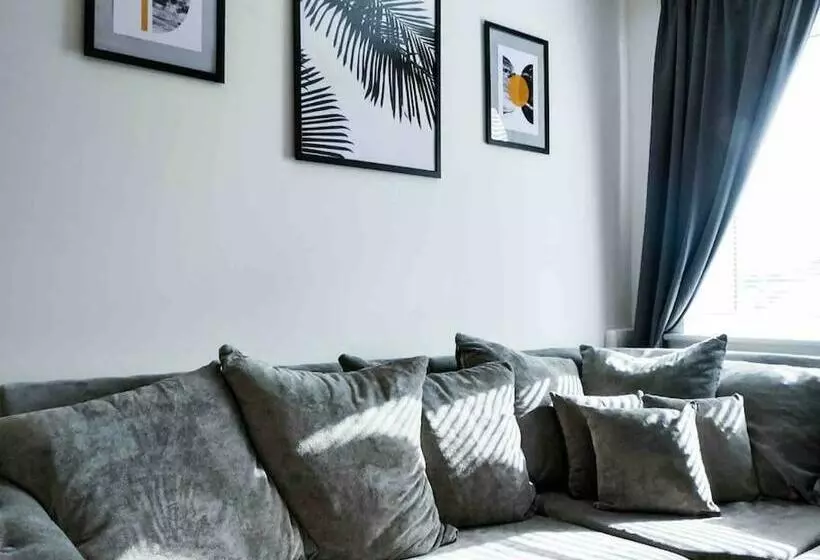 Beautiful 3bedroom Townhouse In A New Estate