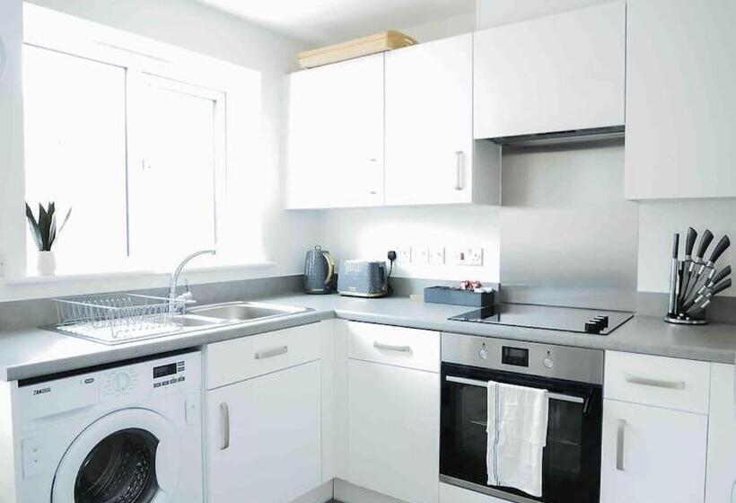 Beautiful 3bedroom Townhouse In A New Estate