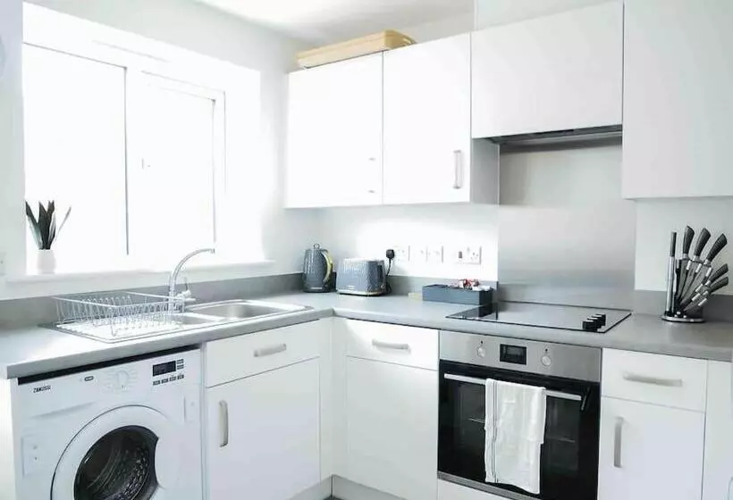 Beautiful 3bedroom Townhouse In A New Estate