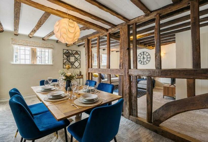 Characteristic 4 Bed Apartment In The Heart Of Windsor