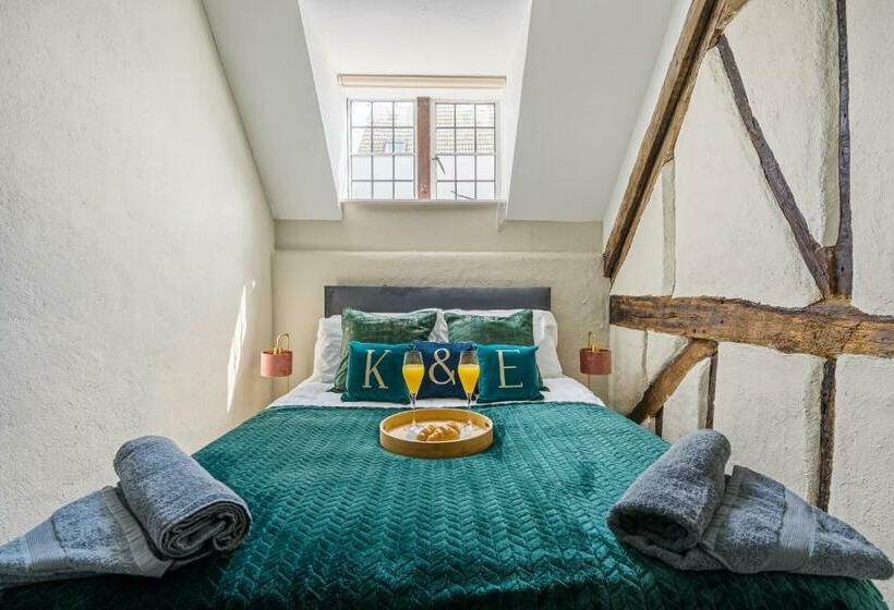 Characteristic 4 Bed Apartment In The Heart Of Windsor