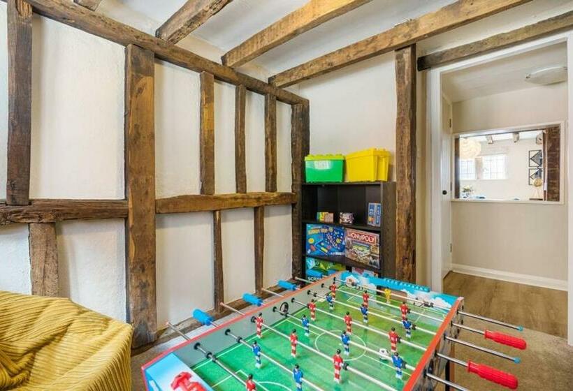 Characteristic 4 Bed Apartment In The Heart Of Windsor