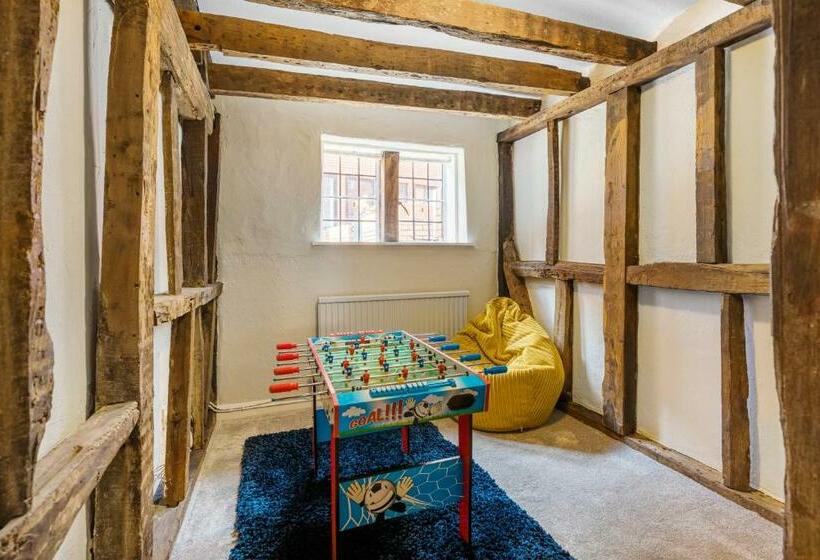 Characteristic 4 Bed Apartment In The Heart Of Windsor