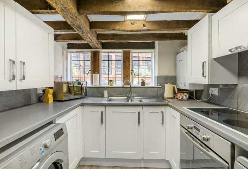 Characteristic 4 Bed Apartment In The Heart Of Windsor