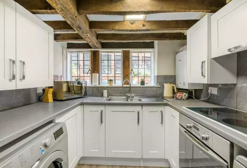 Characteristic 4 Bed Apartment In The Heart Of Windsor