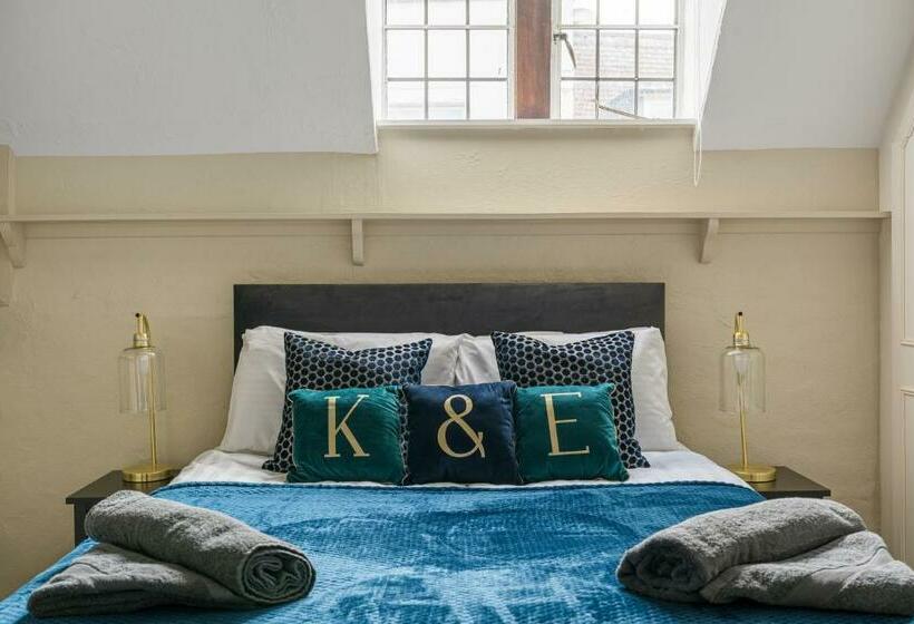 Characteristic 4 Bed Apartment In The Heart Of Windsor