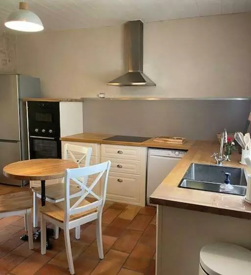Mas Provençal De 120m2 En Camargue, Avec Piscine Et Parking Inclus, Idéal Pour Des Vacances