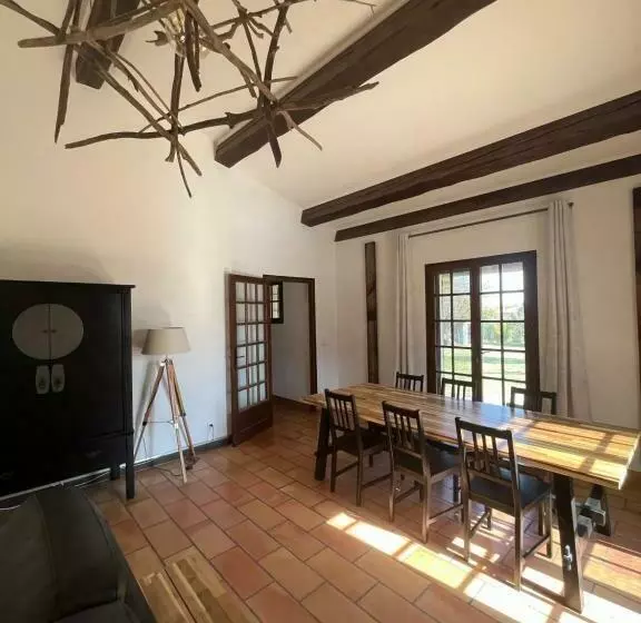 Mas Provençal De 120m2 En Camargue, Avec Piscine Et Parking Inclus, Idéal Pour Des Vacances