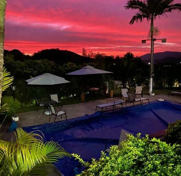 Casa De Campo, Com Quadra De Beach Tennis, Volei E Fut Volei Próxima A Sp!!