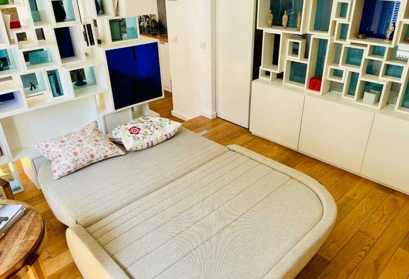 Nice Furnished Apartment With Inner Courtyard Near The City Center