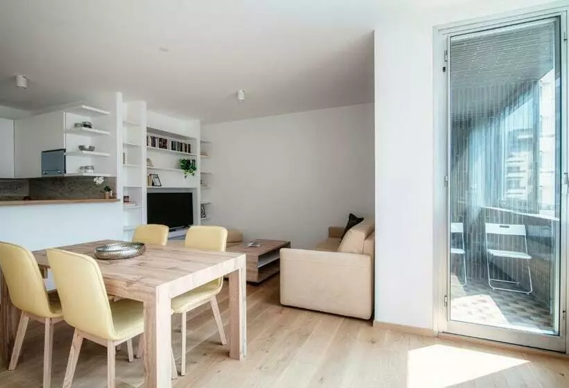 Palace Apartment By Quokka 360   2 Minutes From Lugano Lido