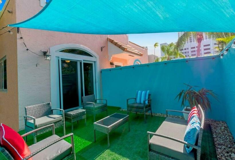 Beach Retreat, 1 Block From Downtown, Near Beach And Shops With Private Patio