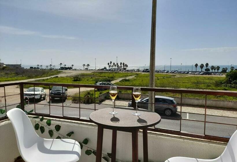 Carcavelos Surf Beach House