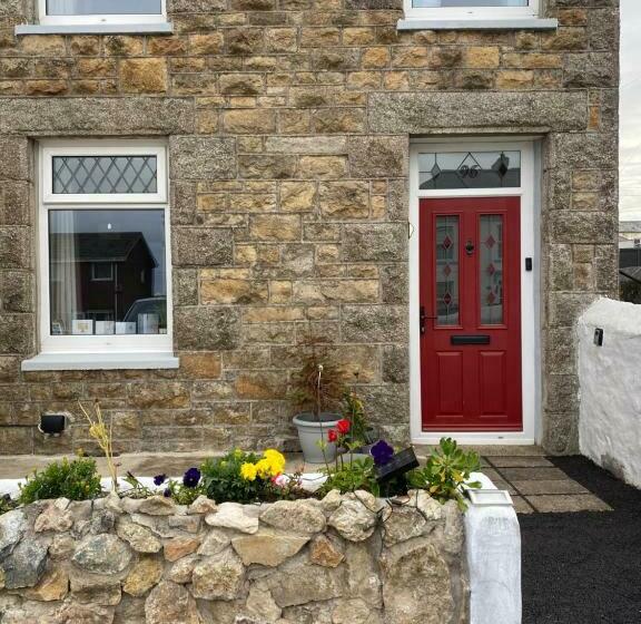 Carn View Located Nr Heartlands & Carn Brea