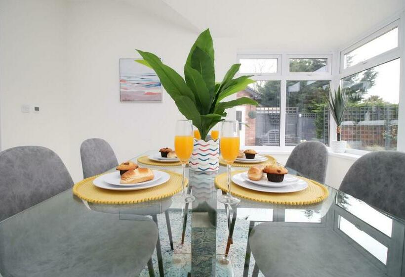 John Fielding By Mia Living Stunning 5 Bed And 3 Bath House With Free Parking