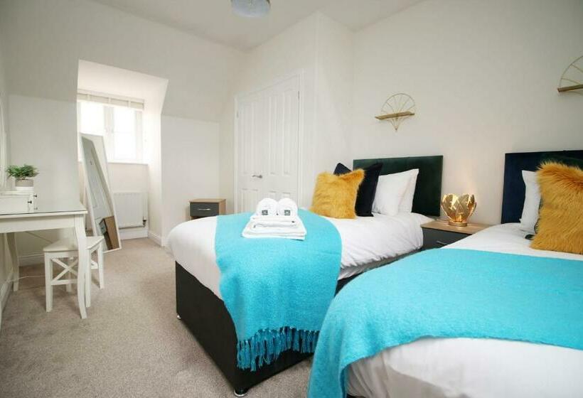 John Fielding By Mia Living Stunning 5 Bed And 3 Bath House With Free Parking