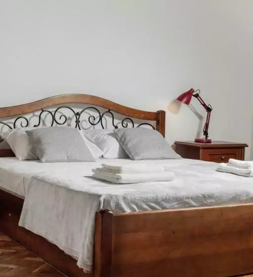Apartment On Hnatiuka With Parking