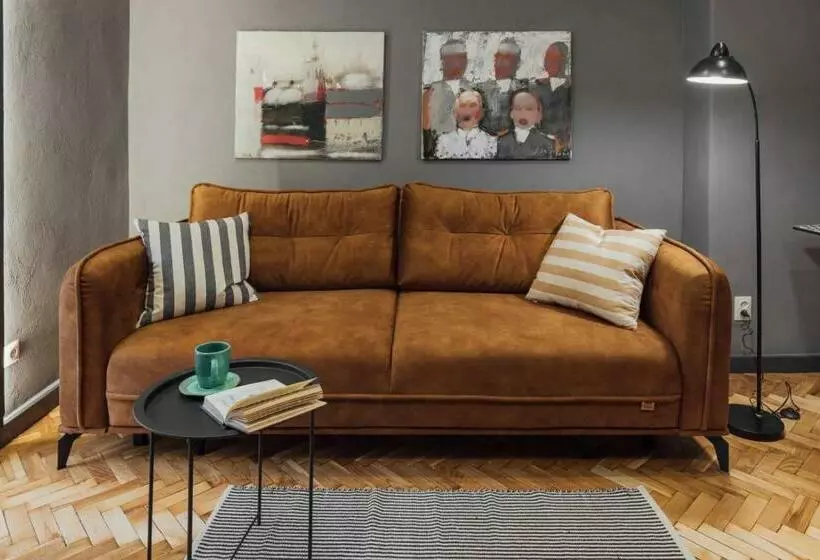 Apartment On Hnatiuka With Parking