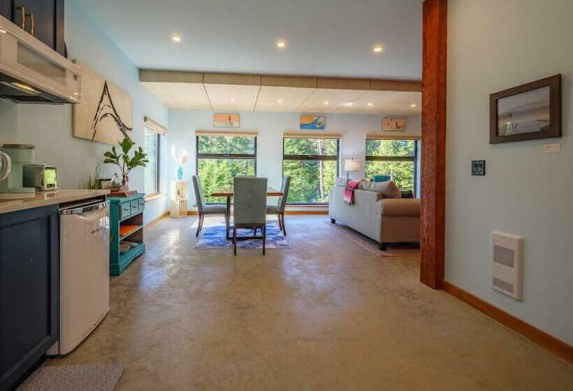 The Black Pearl, Luxury King Bed And Patio