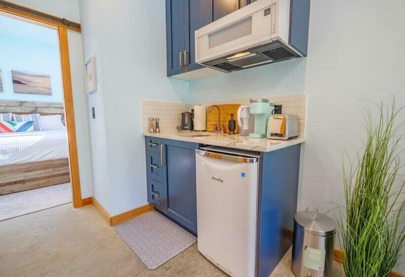 The Black Pearl, Luxury King Bed And Patio