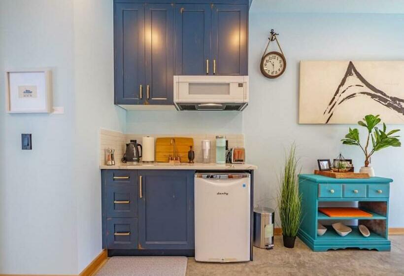 The Black Pearl, Luxury King Bed And Patio