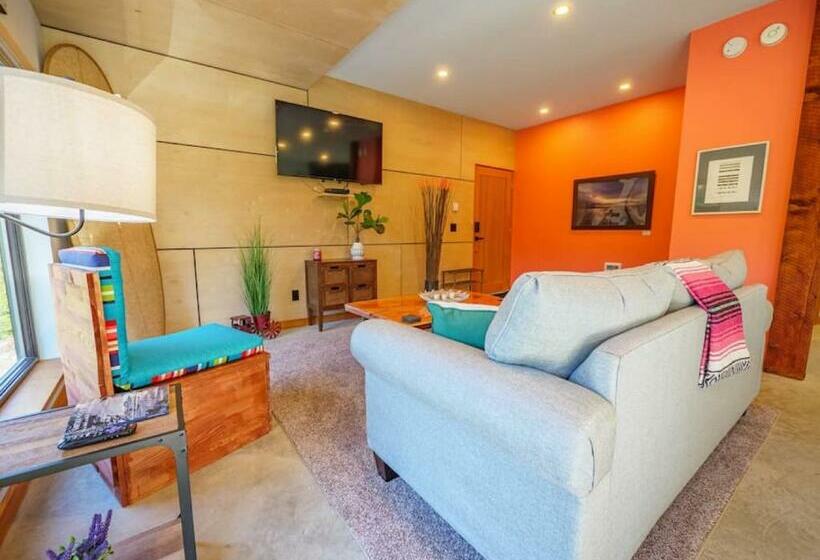 The Black Pearl, Luxury King Bed And Patio