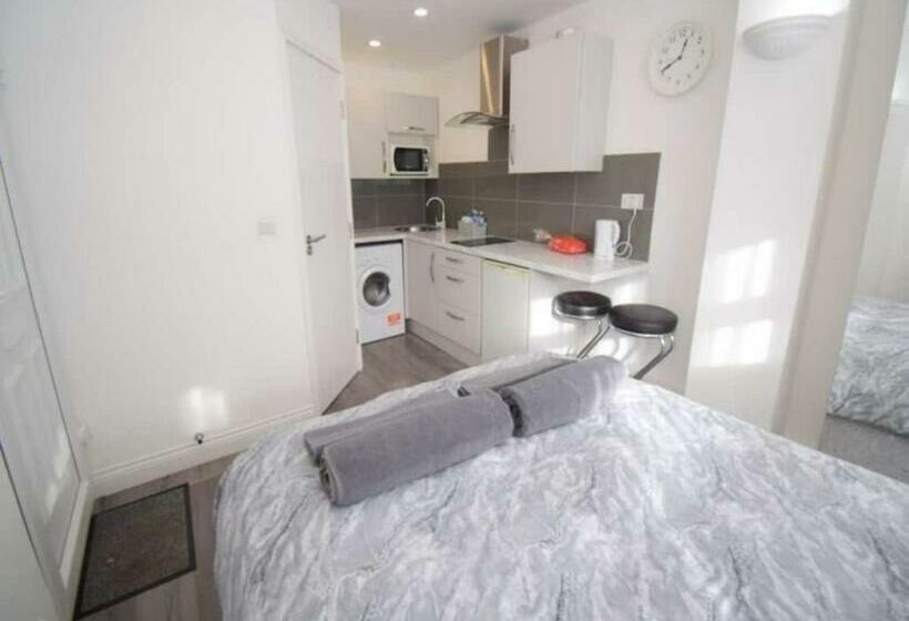 Restful, Lovely, Modern Studio In Excellent Location