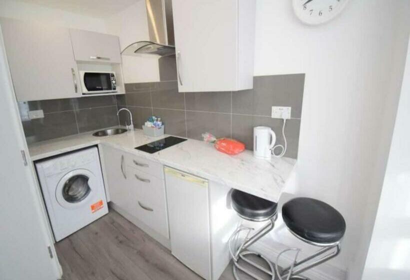 Restful, Lovely, Modern Studio In Excellent Location