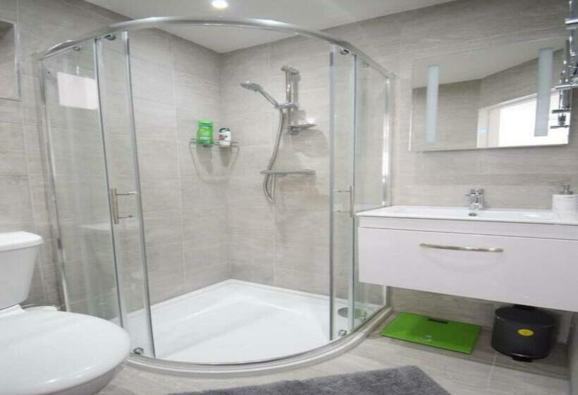 Restful, Lovely, Modern Studio In Excellent Location