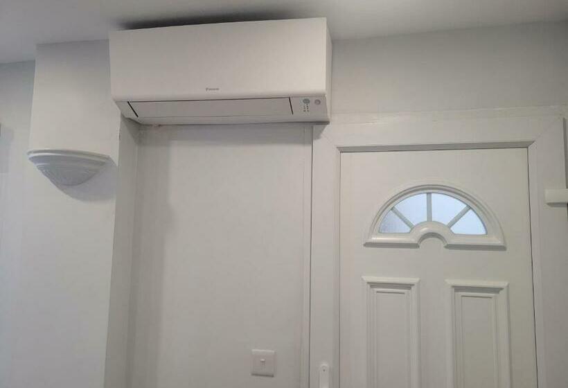 Restful, Lovely, Modern Studio In Excellent Location