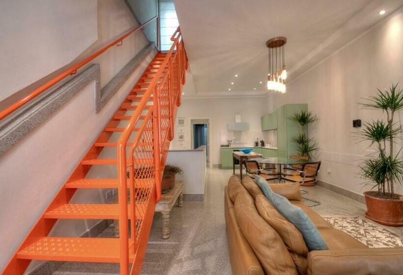 Right House   Indipendent In Characteristic Marina District