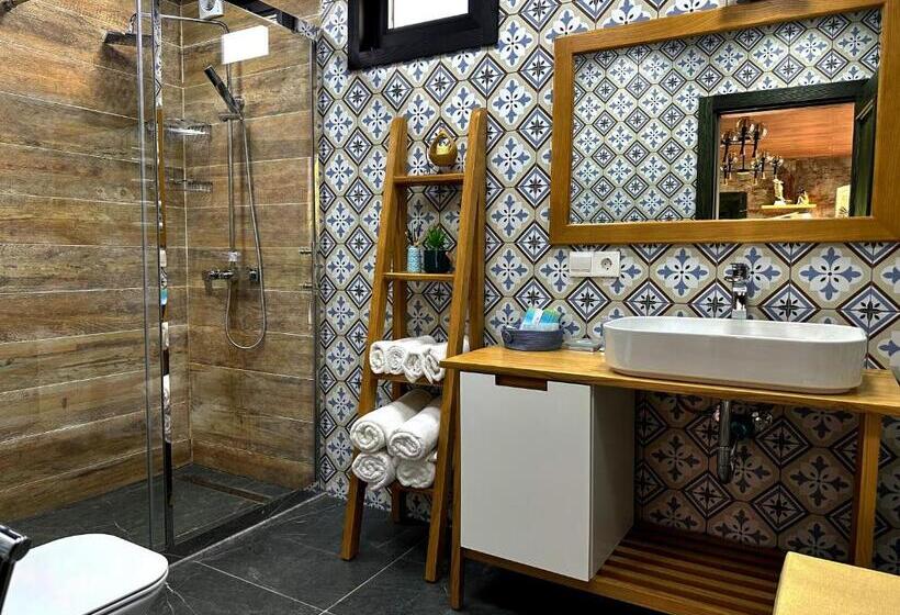 Runaway House Qalacıq