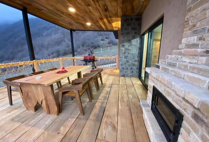 Runaway House Qalacıq