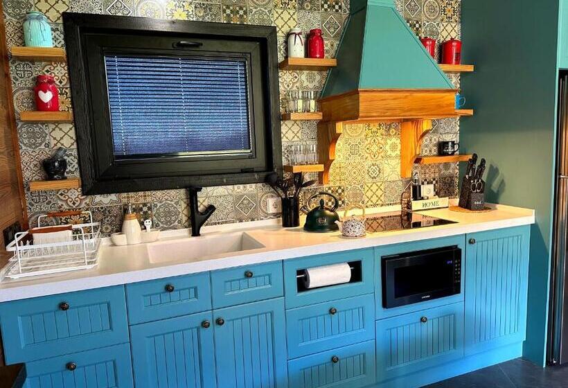 Runaway House Qalacıq