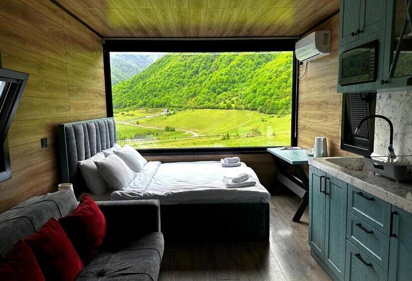 Runaway House Qalacıq