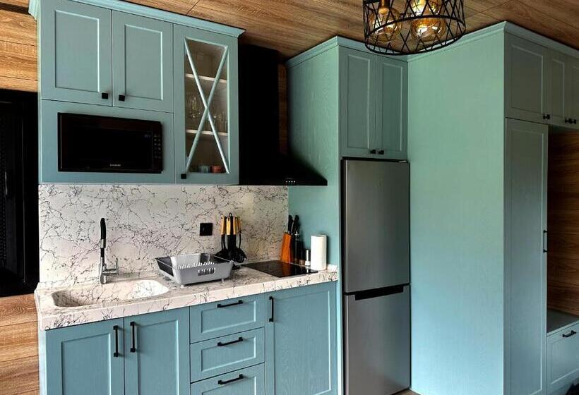 Runaway House Qalacıq