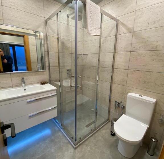 Runaway House Qalacıq