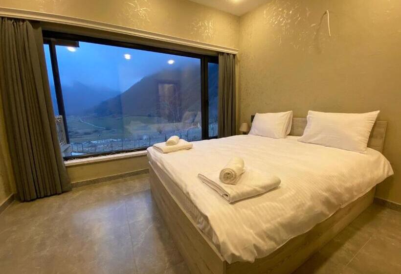 Runaway House Qalacıq