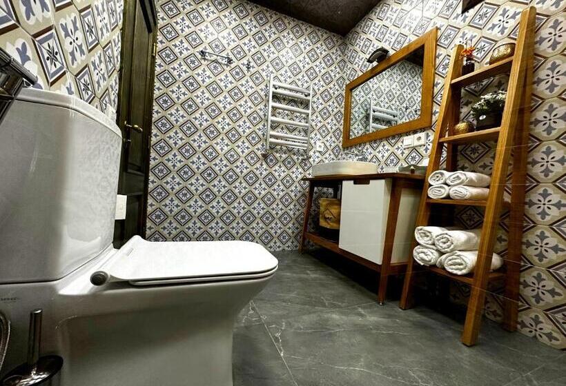 Runaway House Qalacıq