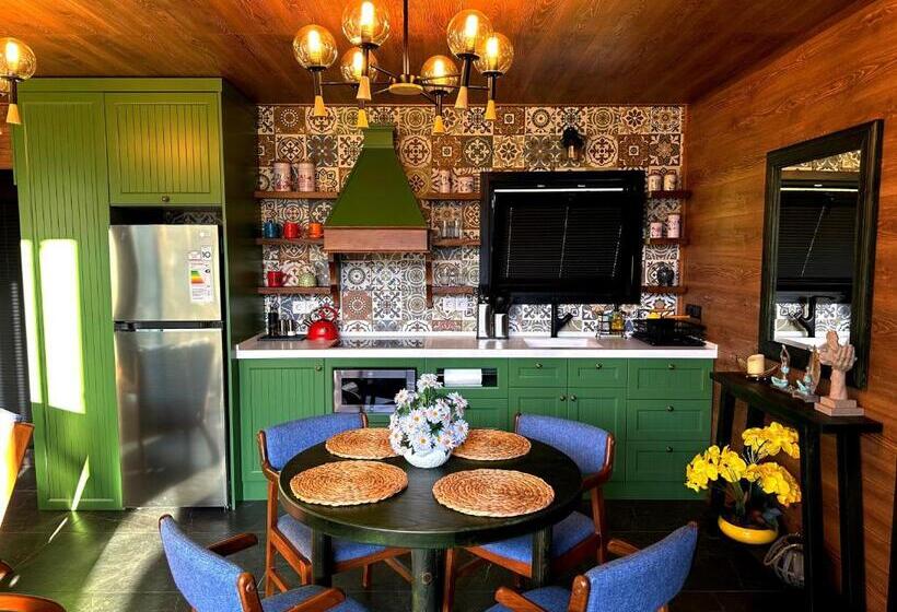 Runaway House Qalacıq