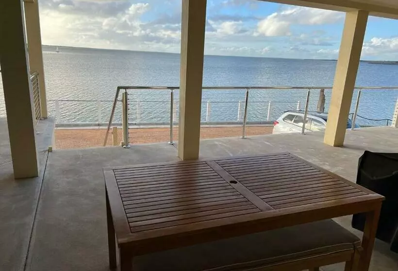 Beachside & Jetty View Apartment 2  Skippers Apartment