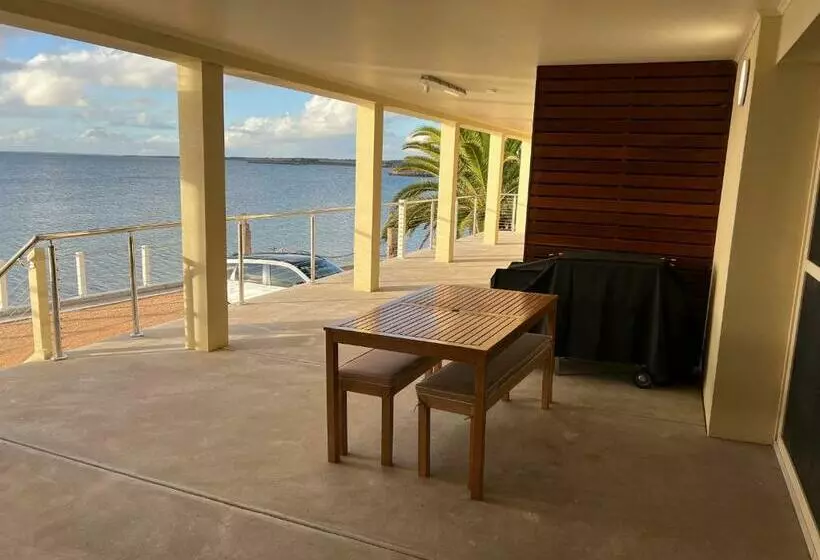 Beachside & Jetty View Apartment 2  Skippers Apartment