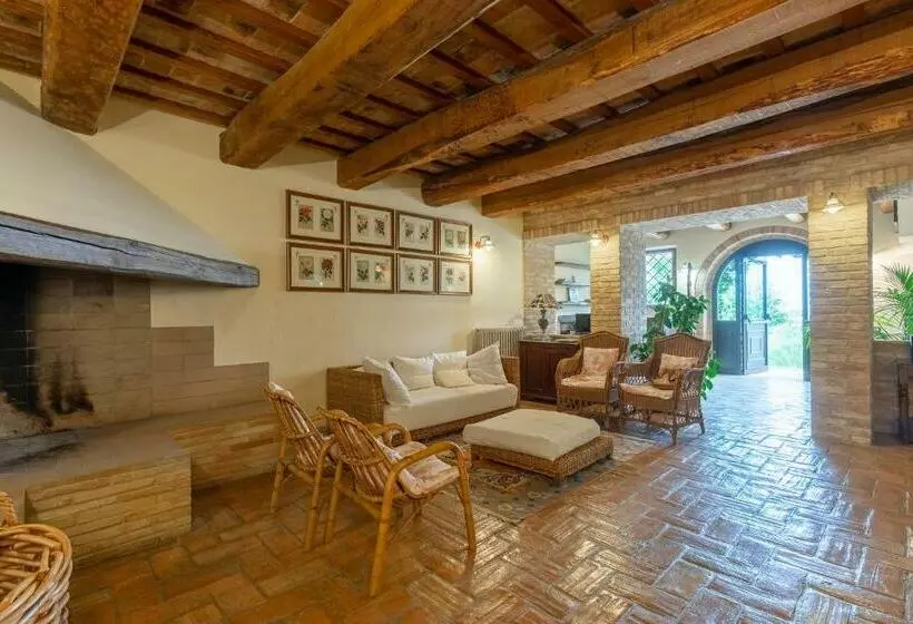 Amazing Home In Tolentino With 11 Bedrooms, Wifi And Private Swimming Pool