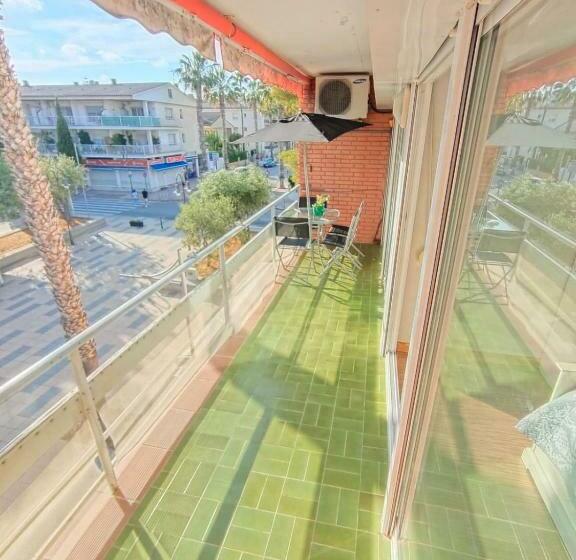 Apartamento Muy Luminoso En Segunda Línea De Mar