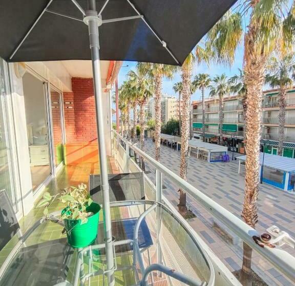 Apartamento Muy Luminoso En Segunda Línea De Mar
